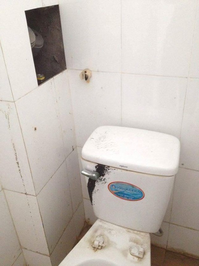 Nhà vệ sinh rong rêu tanh lòm: Học sinh 'nhịn', có nên xã hội hóa? ảnh 1