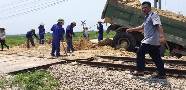 Tàu hỏa đâm văng xe tải chở đất, tài xế tử vong tại chỗ ảnh 2