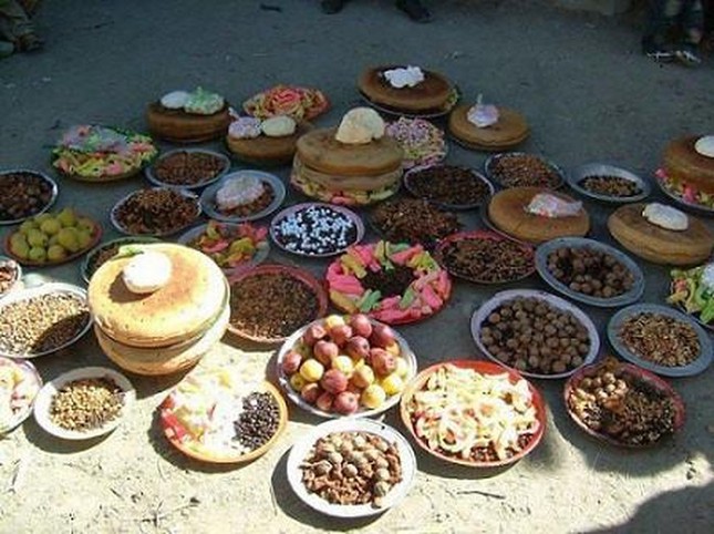 Người ở bộ tộc Hunzas ăn mấy bữa một ngày và bữa đầu tiên ăn lúc mấy giờ?