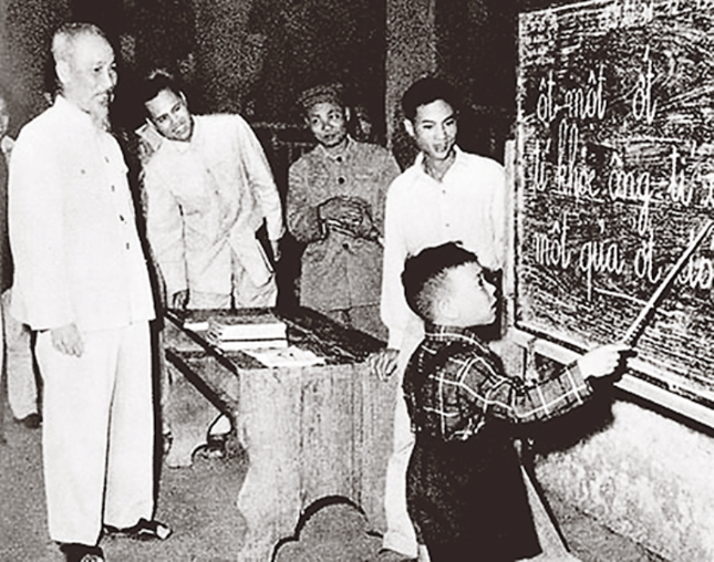 "Người thầy giáo tốt - thầy giáo xứng đáng là thầy giáo - là người vẻ vang nhất. Dù là tên tuổi không đăng trên báo, không được thưởng huân chương, song những người thầy giáo tốt là những anh hùng vô danh" được Bác nói trong thời điểm nào?