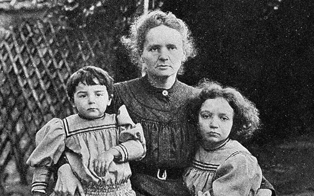 Con gái nào của bà được trao một giải Nobel hóa học trong năm 1935?