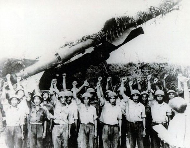 Trong cuộc chiến Hà Nội 12 ngày đêm ( từ 18-30/12/1972) hay còn có tên gọi là chiến dịch Điện Biên Phủ trên không còn có tên gọi theo mật danh của Mỹ là gì?