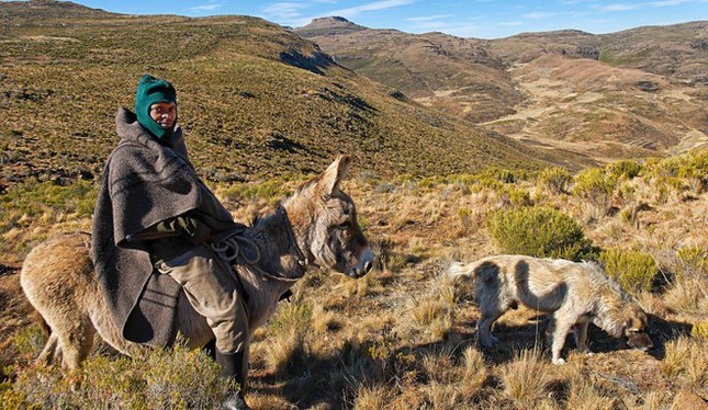 Trang phục truyền thống của Lesotho còn bao gồm thứ gì sau đây?