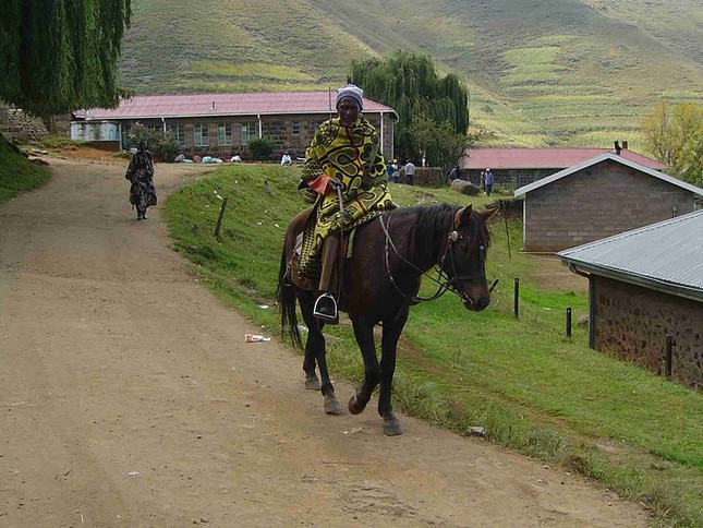 Quốc kỳ hiện tại của Lesotho có hình gì ở chính giữa?