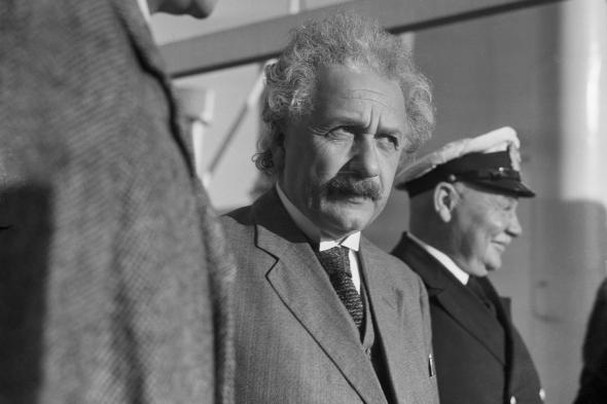 Einstein xây dựng thuyết tương đối bắt đầu từ việc hình dung về cảnh tượng nào?