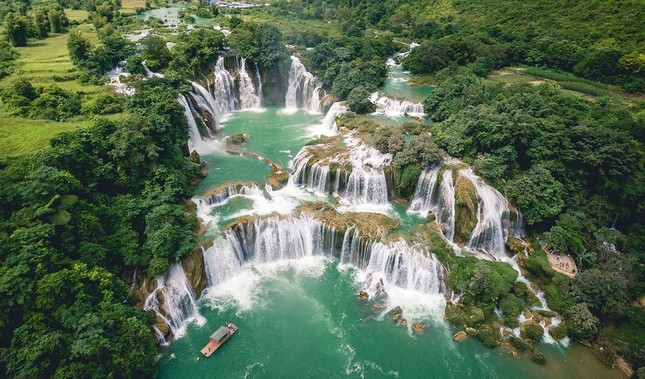Thác Bản Giốc từng được National Geographic bình chọn là một trong những kỳ quan thiên nhiên tại châu Á nằm trên sông nào?