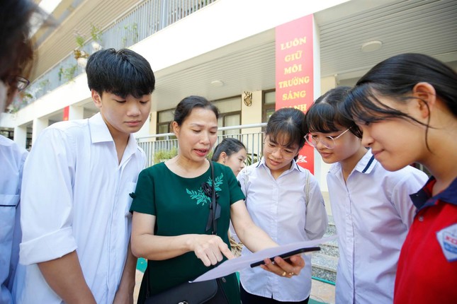 ẢNH: Nữ sinh Thủ đô xinh xắn, rạng ngời sau buổi thi Ngữ Văn ảnh 6