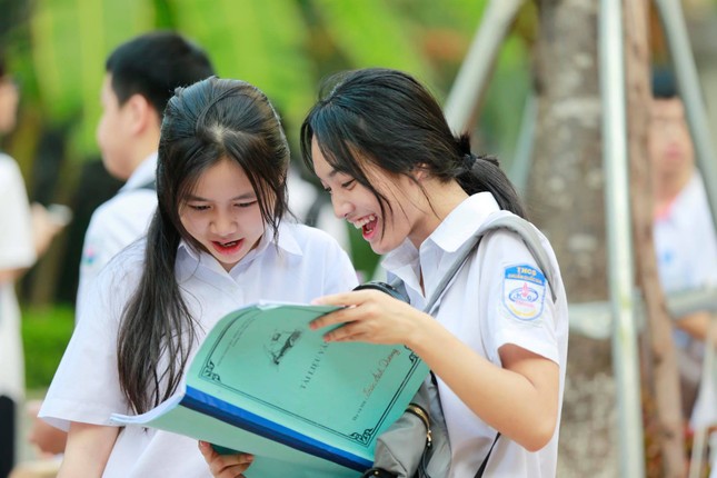 ẢNH: Nữ sinh Thủ đô xinh xắn, rạng ngời sau buổi thi Ngữ Văn ảnh 1