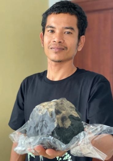 Một người đóng quan tài trở thành tỷ phú nhờ thiên thạch rơi trúng nhà. Người đàn ông này ở nước nào?