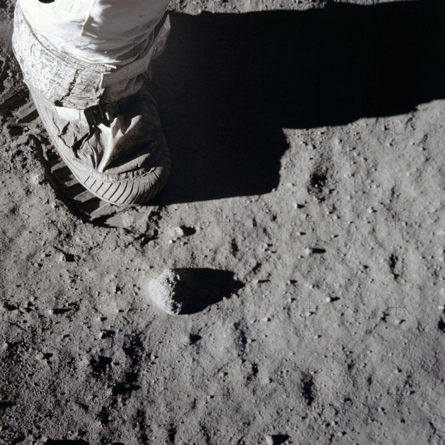 Chi phí cho dự án thám hiểm không gian Apollo (Project Apollo Space Program) ước tính bao nhiêu tỷ USD?