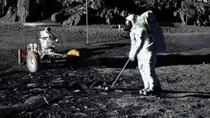 Trong 12 phi hành gia từng đặt chân lên Mặt trăng, ai là người thực hiện cú đánh golf trên Mặt trăng?