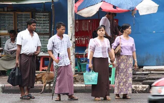 Đàn ông nước Đông Nam Á nào nổi tiếng với hình ảnh mặc váy, nhai trầu?