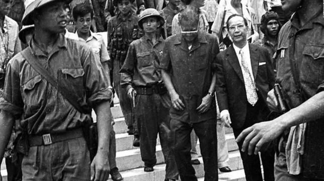 Vị tổng thống cuối cùng của chính quyền Mĩ – Ngụy, đã đầu hàng vô điều kiện khi quân ta tiến vào Dinh Độc Lập?