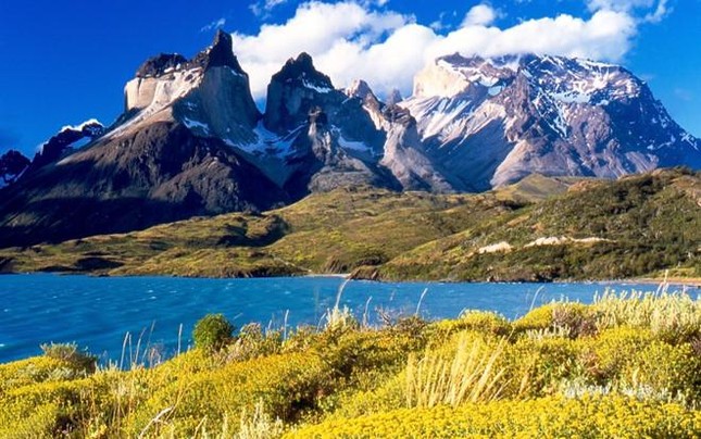 Dãy núi Andes chạy qua lãnh thổ Chile dài mấy nghìn km?
