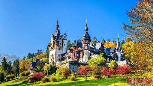 Quốc kỳ Bulgaria gồm ba màu được xếp theo thứ tự nào từ trên xuống dưới?