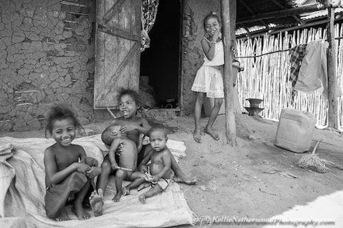 Người dân Madagascar sử dụng ngôn ngữ nào?