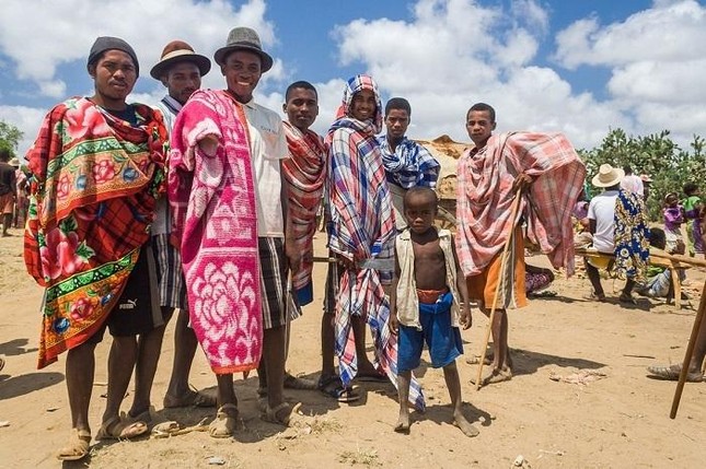 Trang phục của nam và nữ ở Madagascar giống nhau. Điều này đúng hay sai?