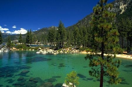 Tahoe là một hồ nước ngọt ở dãy núi Sierra Nevada của Mỹ có màu nước đặc trưng là gì?