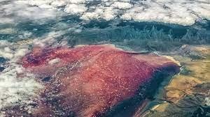Hồ Natron còn được gọi là hồ tử thần nằm ở phía bắc nước cộng hòa Tanzania có màu gì?