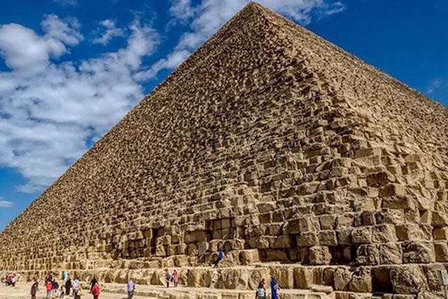 Trong cuộc đời của mình, các Pharaoh tiến hành xây dựng Kim tự tháp từ khi nào?