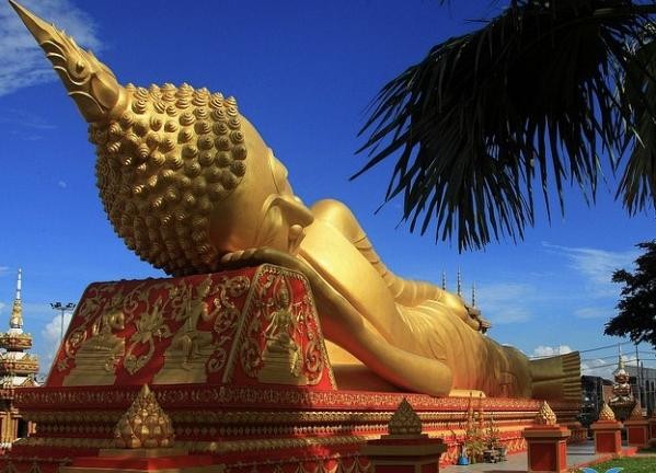 Ngôi chùa nổi tiếng được in hình trên tiền và quốc huy của Lào?