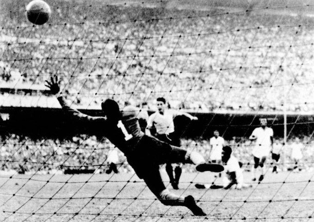 Ở World Cup đầu tiên, trong 18 trận đấu của giải, các cầu thủ đã ghi tổng số bao nhiêu bàn thắng?