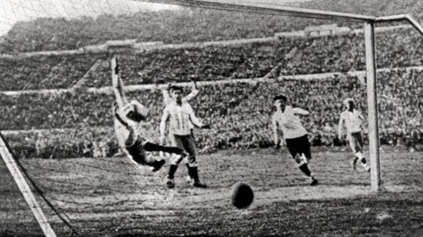 Kỳ World Cup đầu tiên tổ chức tại Uruguay (1930) có bao nhiêu đội tham dự?