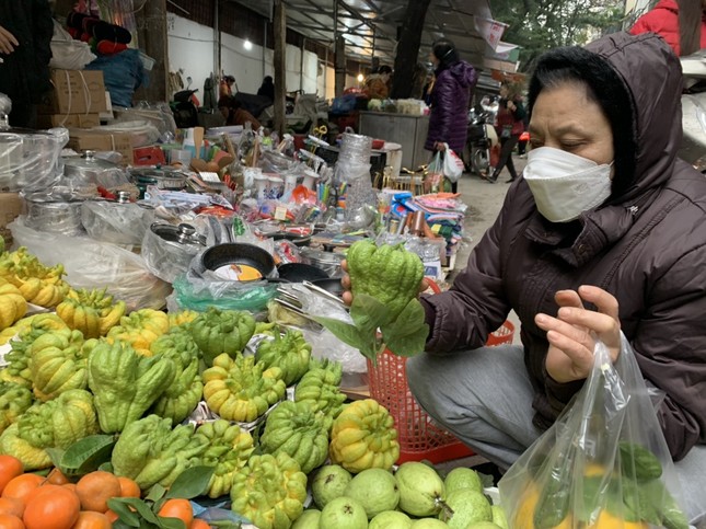 Giá thực phẩm, hàng hóa đắt 'khét’ vẫn hết veo sáng 28 Tết ảnh 2