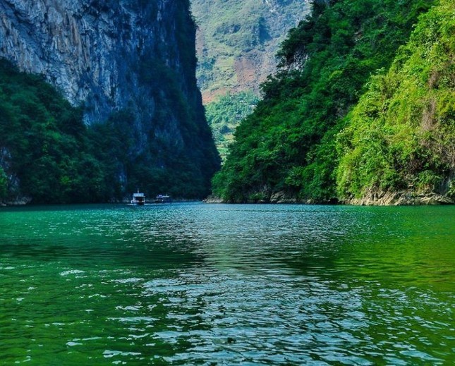 Dòng sông xanh biếc nổi tiếng ở Hà Giang có tên gọi là gì?