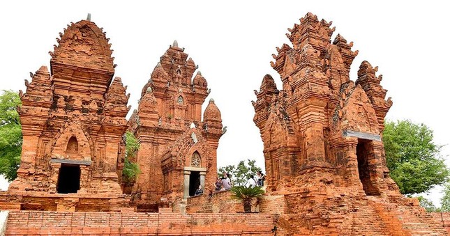Ngọn tháp nào là biểu tượng của tỉnh Ninh Thuận?