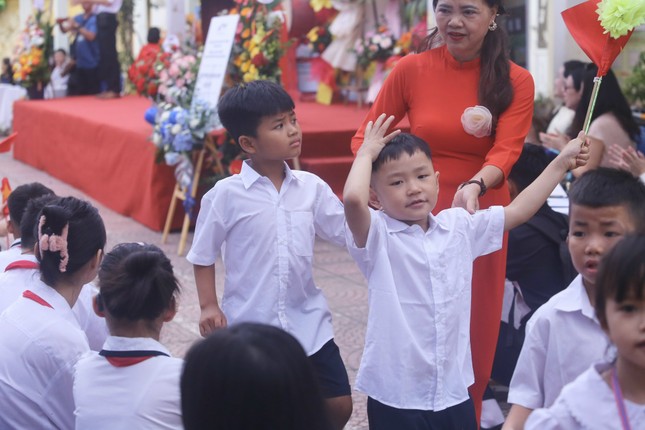 Khai giảng tại ngôi trường đặc biệt ở Hà Nội, dùng tay hát quốc ca ảnh 1