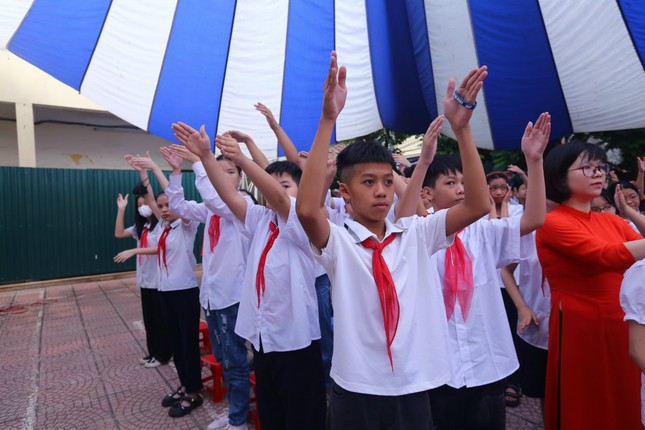 Khai giảng tại ngôi trường đặc biệt ở Hà Nội, dùng tay hát quốc ca ảnh 16