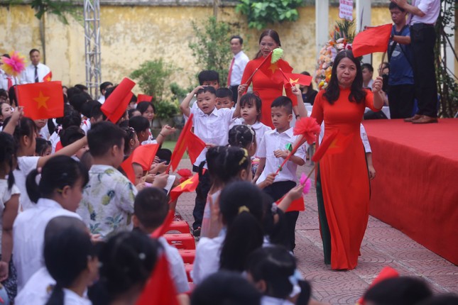 Khai giảng tại ngôi trường đặc biệt ở Hà Nội, dùng tay hát quốc ca ảnh 9