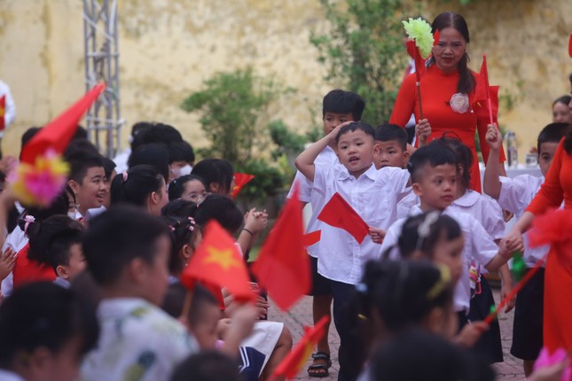 Khai giảng tại ngôi trường đặc biệt ở Hà Nội, dùng tay hát quốc ca ảnh 8