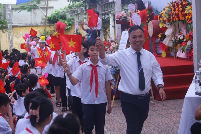 Khai giảng tại ngôi trường đặc biệt ở Hà Nội, dùng tay hát quốc ca ảnh 10
