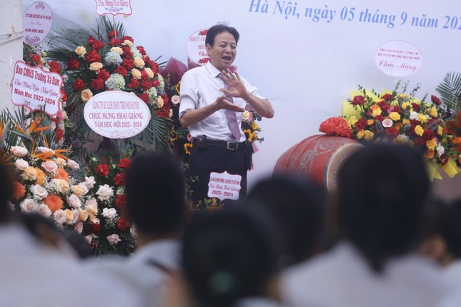 Khai giảng tại ngôi trường đặc biệt ở Hà Nội, dùng tay hát quốc ca ảnh 22