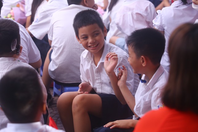 Khai giảng tại ngôi trường đặc biệt ở Hà Nội, dùng tay hát quốc ca ảnh 14