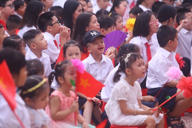 Khai giảng tại ngôi trường đặc biệt ở Hà Nội, dùng tay hát quốc ca ảnh 4