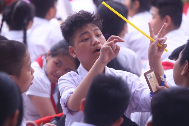 Khai giảng tại ngôi trường đặc biệt ở Hà Nội, dùng tay hát quốc ca ảnh 12