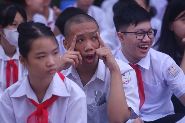 Khai giảng tại ngôi trường đặc biệt ở Hà Nội, dùng tay hát quốc ca ảnh 11