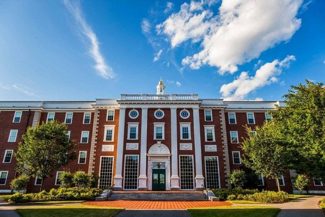 Trường đại học Harvard lúc đầu được thành lập ra để đào tạo…?