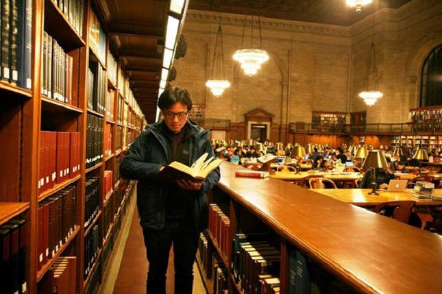 Thư viện chính của trường đại học Harvard được đặt theo tên của?