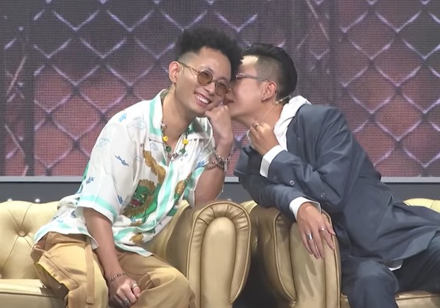 Những cử chỉ tình tứ của bộ đôi giám khảo Rap Việt khiến ai nấy đều 'đứng ngồi không yên' ảnh 3