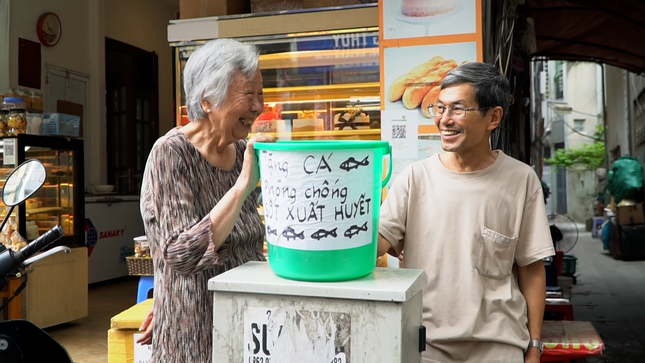 Cụ bà U90 ở Hà Nội làm điều ý nghĩa khi nuôi đàn cá bảy màu ảnh 3