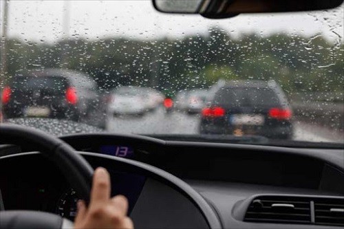 Cần chú ý những gì khi lái xe trong mưa bão? ảnh 1