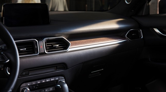 Mazda CX-5 Signature cũng có thêm các miếng ốp gỗ thật