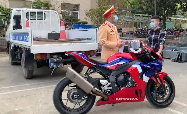 Môtô vi phạm trong vụ phóng gần 300 km/h là của Honda Việt Nam ảnh 1