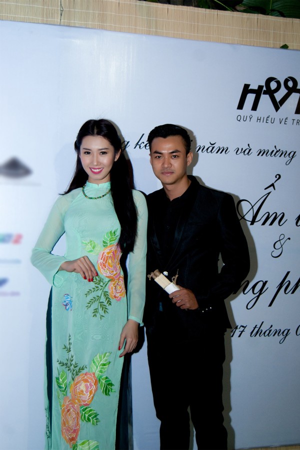 Thúy Nga lộng lẫy với áo dài thêu con công ảnh 6