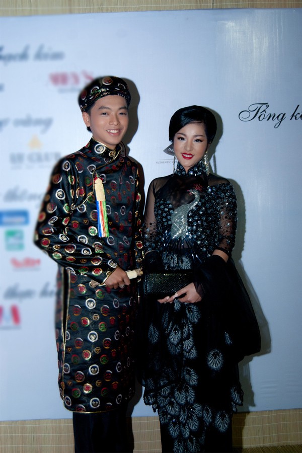 Thúy Nga lộng lẫy với áo dài thêu con công ảnh 2