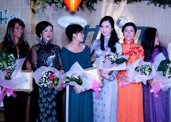 Thúy Nga lộng lẫy với áo dài thêu con công ảnh 10